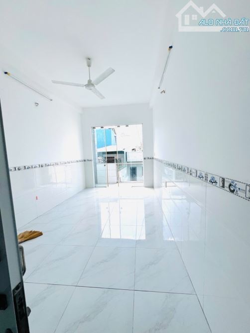 CÁCH MẶT TIỀN 50m - NHÀ 5 TẦNG TẠI ĐOÀN VĂN BƠ F10 Q4 - HẺM TRƯỚC NHÀ 4m THÔNG THOÁNG - 8