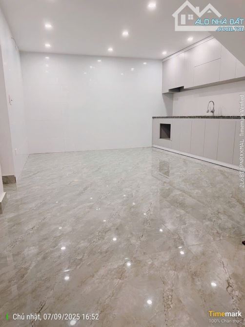 NHÀ ĐỘC LẬP Tại  QUÁN NAM Ô TÔ ĐỖ NGÀY ĐÊM TRƯỚC CỬA. DUY NHẤT - Diện tích: 67mx 4.5 tầng - 8