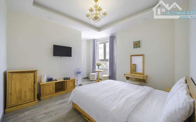 Cần bán khách sạn mặt tiền  trung tâm tp Đà Lạt.  - Diện tích: 179,77m². Ngang 9m; dài19.6 - 9