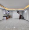 - Bán nhà Thuỵ Khuê, 10m ô tô, sát phố, 39m2, 9.9 tỷ.