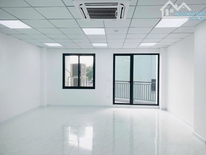 Hiếm! Chùa Láng - VP 60m2 view hồ xanh ngắt, có hầm để ô tô, giá chỉ từ 11 triệu/tháng