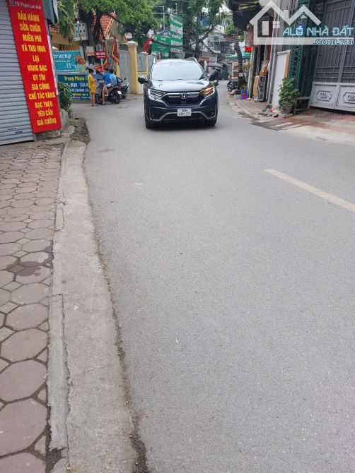 Bán đất phố Bắc Cầu, Long Biên 100m², mặt tiền 5.5m, sổ vuông đẹp, ô tô tránh.