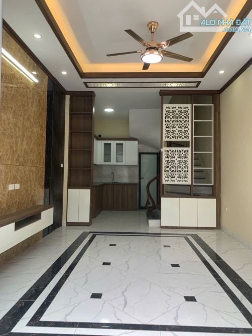 CHO THUÊ NHÀ THẠCH BÀN - NGUYÊN CĂN 5 TẦNG – Ô TÔ TRÁNH – 10TR/THÁNG