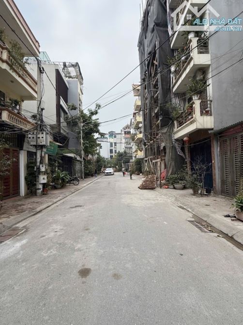 NGUYẾN VĂN CỪ Ô TÔ ĐỖ CỬA , NHÀ ĐẸP 5 TẦNG Ở NGAY CHỈ NHỈNH 8 TỶ