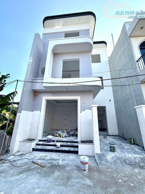 Bán nhà độc lập 3 tầng sân cổng riêng. Có phòng ngủ tầng 1, ô tô đỗ cửa ngày đêm. Giá chỉ