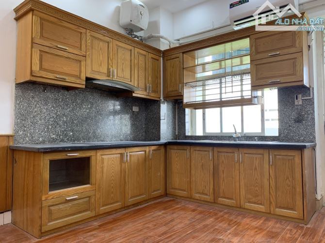 Chính chủ cần bán gấp căn hộ chung cư VIỆT HƯNG -LONG BIÊN 2PN 2WC PK BẾP có BAN CÔNG RỘNG