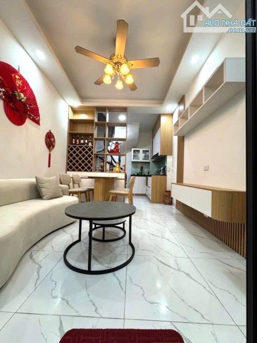 Bán nhà Nguyễn Như Đổ hàng xóm Văn Miếu, Dt 29m2, 5t, mt 3.7m, ở ngay.