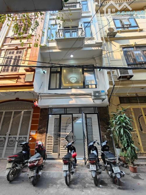 Cho thuê nhà mới ngõ 12 phố Phan Văn Trường, Dt 45m2 x 5 tầng mới , đường ngõ rộng để ô tô