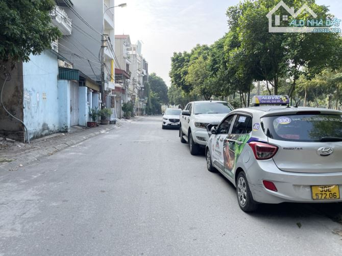 Cần bán 75,4m2 đất tổ 8 Thạch Bàn, Phường Long Biên. View công viên, gần chợ, trường học