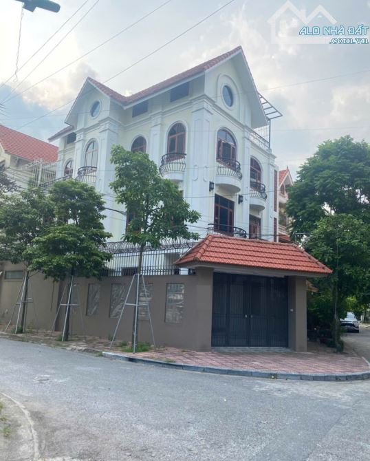 Chính Chủ Cho thuê nhà Tố Hữu - Vạn Phúc. DT 226m2, 4 tầng thang máy. Lô góc 3 mặt thoáng