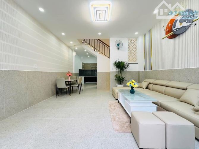 Bán gấp nhà 60m2 ngay TTTM Gigamall - Đ. Số 18, Thủ Đức. Giá: 2.8 Tỷ. SHR, hẻm ô tô 5m