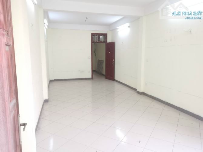Cho thuê nhà mặt phố Hoàng Hoa Thám, Hà Nội. 16tr/tháng. 2 tầng, 50m, vỉa hè để ô tô