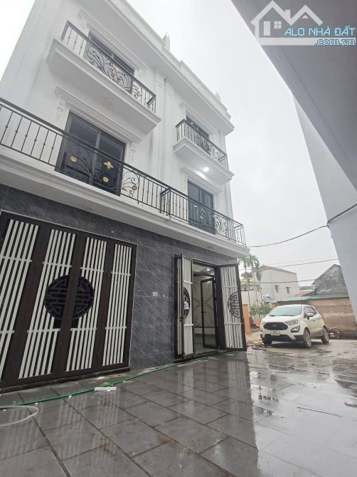 Bán nhà 3 tầng-40m2-ô tô đỗ cổng, cạnh đường thông ô tô tránh, gần quốc lộ 6 và ĐH Thể Dục