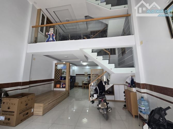 SIÊU PHẨM 4 Tầng Hẻm Xe Hơi đường Võ Văn HáT LONG TRƯỜNG Q9 DT 60m2 Giá 6.2 Tỷ
