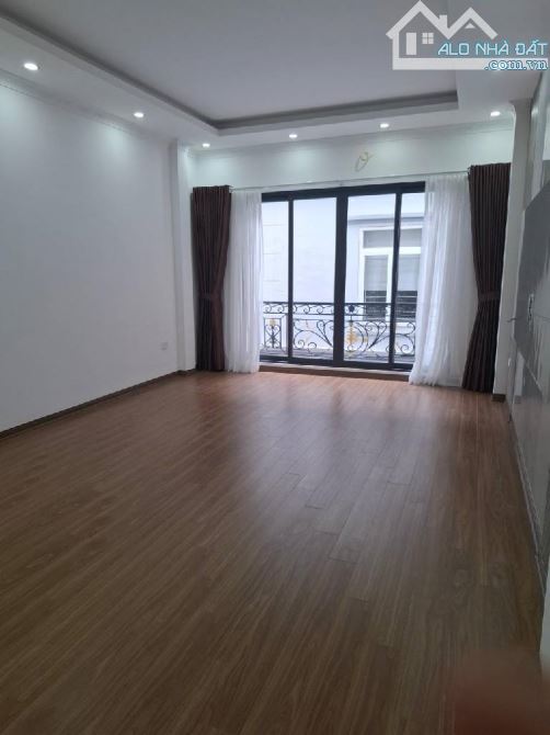 Bán nhà lĩnh nam 6 tầng thang máy long lanh ô tô hoàng mai