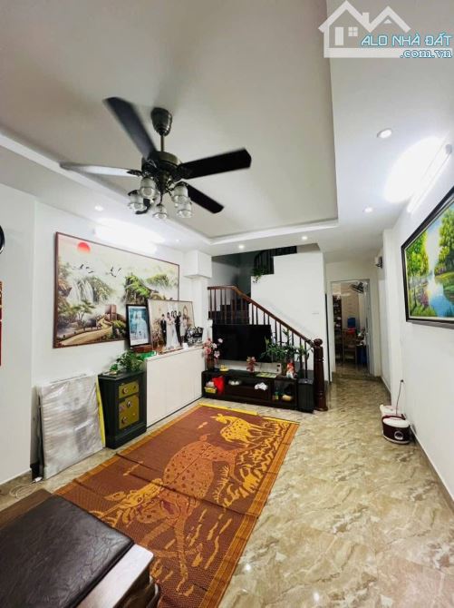 Cự Lộc, 57m, Ngõ nông gần phố, Nhà dân xây đẹp ở luôn, Sổ vuông, Giá tốt đầu tư