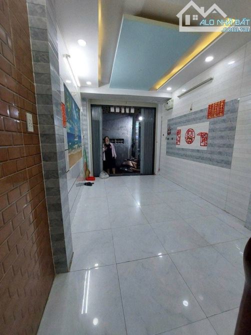 Nhà đẹp 4 tầng , xe hơi cạnh nhà , chủ bán gấp