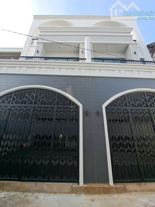 NHÀ MỚI CÒN THƠM MÙI SƠN, XE HƠI ĐỔ CỔNG, SÁT QL13, 3 TẦNG 4,6X18 NHỈNH 7 TỶ.