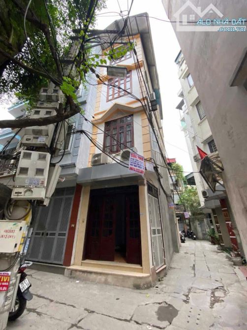 Cho thuê nhà nguyên căn ngõ 127 Hào Nam, 32m2 x 4 Tầng, 3 ngủ, Giá 11 triệu/tháng