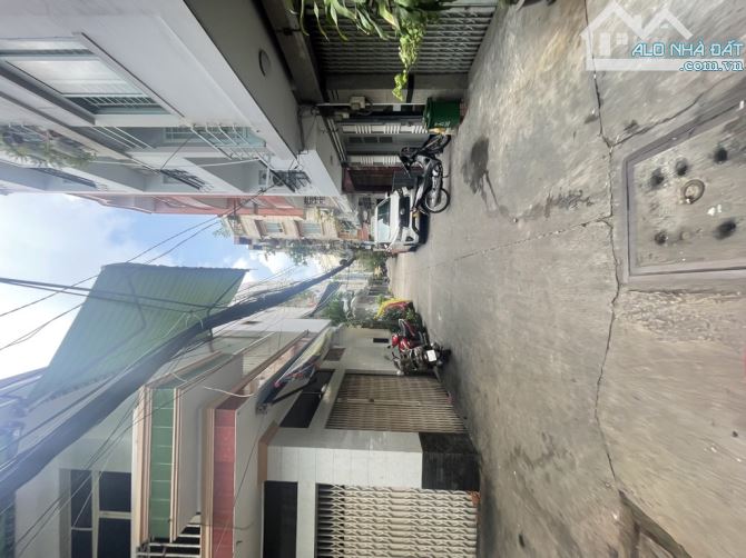 Bán Dãy Trọ 92 m2, Ng 5 m, HDT 12 Tr, Chỉ 5.8 Tỷ, Tại Hoàng Diệu, Trung Tâm Quận 4.