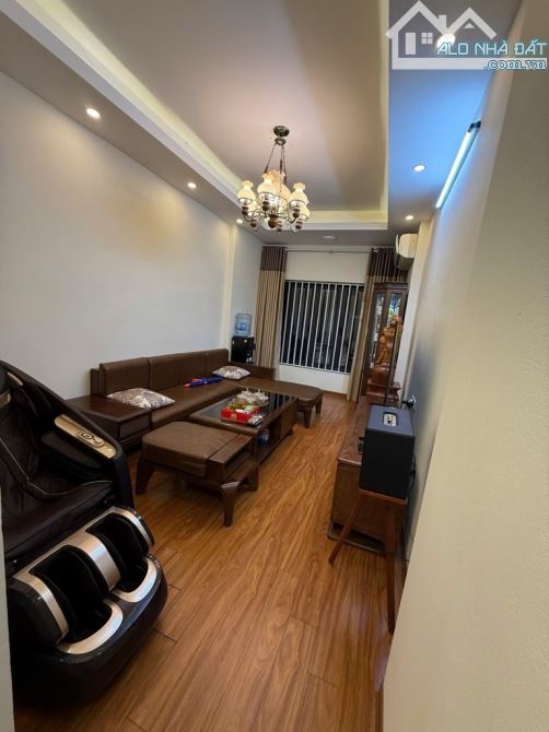 Bán nhà Nguyễn Văn Cừ Ngọc Lâm 5 tầng ô tô đỗ cửa