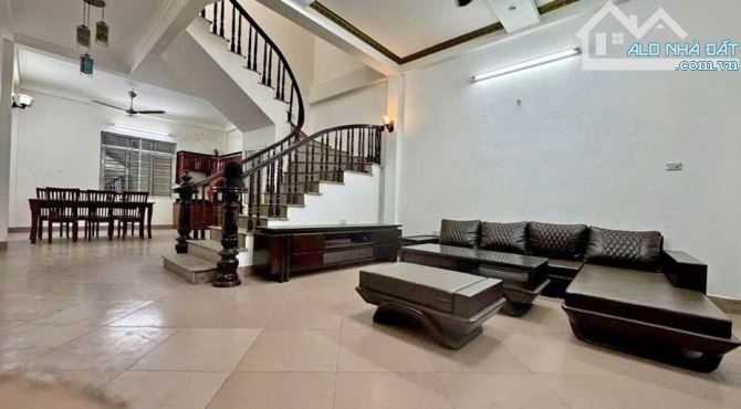 BÁN NHÀ BÁT KHỐI PHỐ TRẠM LONG BIÊN – 42M – 5 TẦNG – LÔ GÓC – 5 PHÒNG NGỦ – Ô TÔ ĐỖ – 9,8