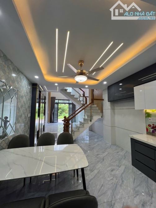 Bán nhà Cầu Giấy, 10m ô tô, sát phố, nội thất xịn sò, 35m2, 8.4 tỷ.