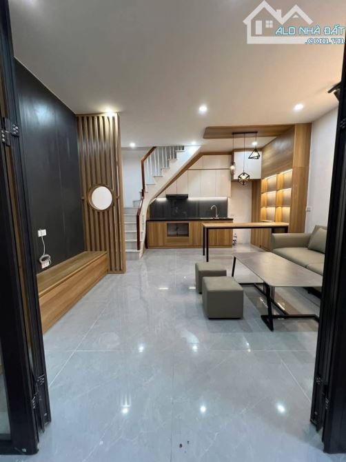 Bán nhà Phố Nguyễn Cao   16 m -4 tầng -4,35 tỷ   Tầng 1: Phòng khách, bếp Tầng 2: 1 ngủ +
