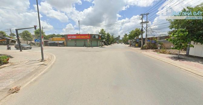 chú em cần bán gấp lô đất 2 mặt tền đường DT746,ngay ngã 3, cách chợ, trường, kcn chỉ 5p đ