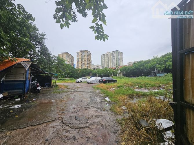 Bán đất dự án 5.050 m2, mặt tiền 50 m ở mặt phố Nguyễn Bá Khoản, giá 750 tỷ;LH Phú Trần