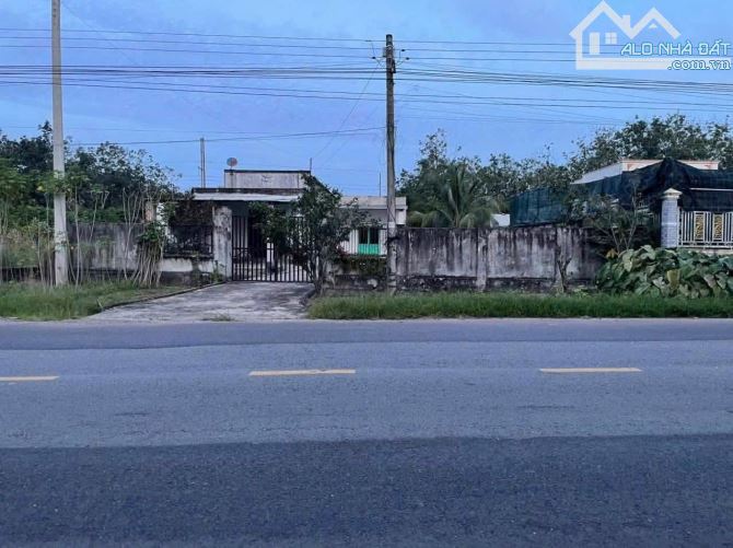 Bán đất tặng nhà sẵn đẹp 820m2 có 100tc đường nhựa kinh doanh,mua bán giá cực rẻ 1tyx nhỏ