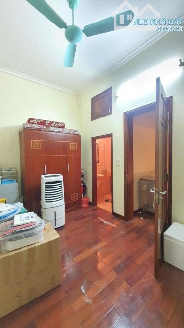 BÁN GẤP NHÀ PL NGÕ 1150 ĐƯỜNG LÁNG,ĐỐNG ĐA.DT: 110M2,MT:5,5M.7 CHỖ VÀO NHÀ,Ô TÔ THÔNG