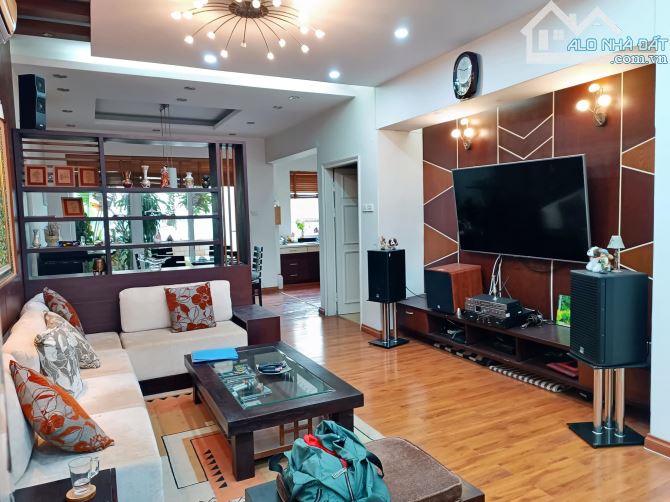 Bán căn hộ chung cư Trần Quý Kiên, Cầu Giấy, Căn Góc đẹp ở luôn 62m, 2 ngủ, giá 4.93 tỷ.