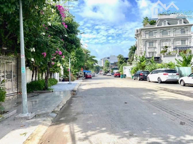 Cho thuê biệt thự đẹp có hồ bơi khu Lacasa Hoàng Quốc Việt Quận 7. DT: 17 x 19m, giá 80 tr