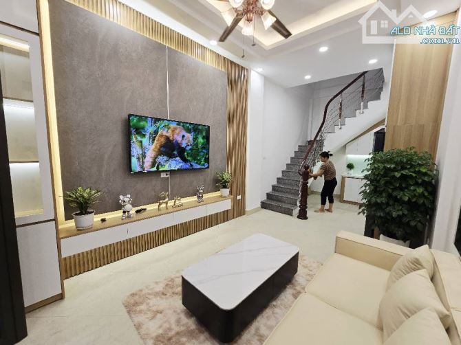 Bán nhà Cầu Giấy, 2 nhà ra mặt phố, ô tô, nhà đẹp full nội thất, 30m giá 8,6 tỷ.