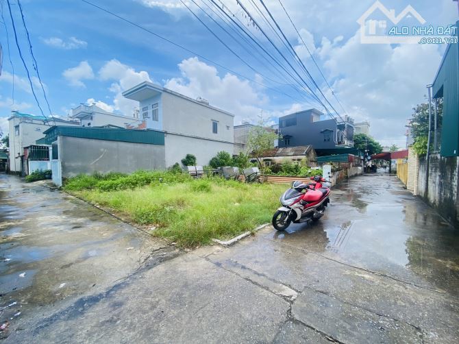 BÁN LÔ GÓC ĐƯỜNG HAI Ô TÔ TRÁNH NHAU TRUNG TÂM THỊ TRẤN VŨ THƯ THÁI BÌNH