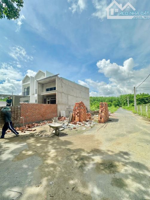 Chỉ còn duy nhất 1 lô đất sổ riêng sẵn thổ cư 100% gần trường THCS Thạnh Phú