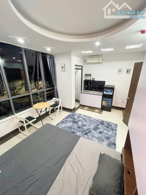 Toà căn hộ dịch vụ Cầu Giấy 56m2*6T , sau nhà mặt phố, ô tô sát cửa, 10PKK ban công thoáng