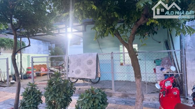 BÁN ĐẤT TẶNG NHÀ CẤP 4 - MẶT TIỀN PHẠM VẤN, GẦN BIỂN