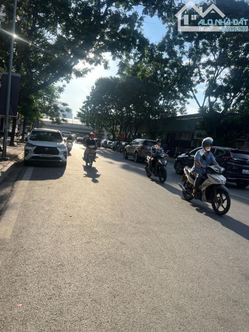 TRẦN QUỐC HOÀN CẦU GIẤY 40m 5T MT3.5m 15 TỶ PHÂN LÔ Ô TÔ KINH DOANH DÒNG TIỀN