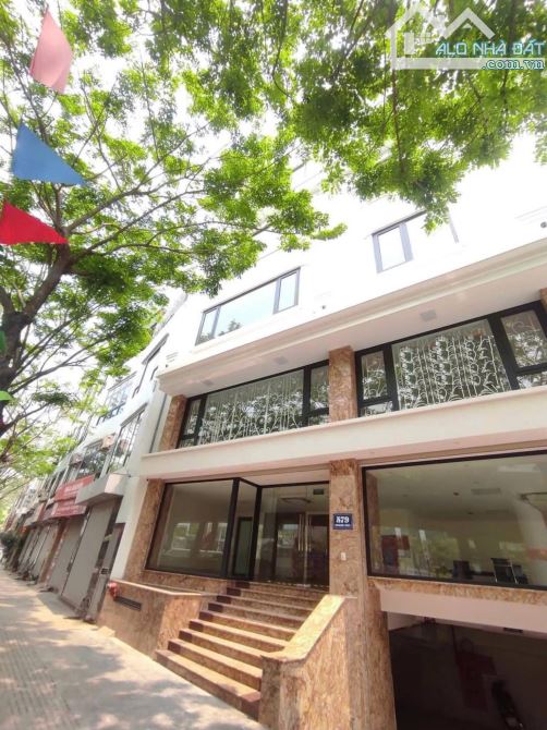 BÁN TÒA MẶT PHỐ PHẠM VĂN ĐỒNG-LÔ GÓC-VỈA HÈ 215M 8TẦNG MẶT TIỀN 21M GIÁ 70,5 TỶ.