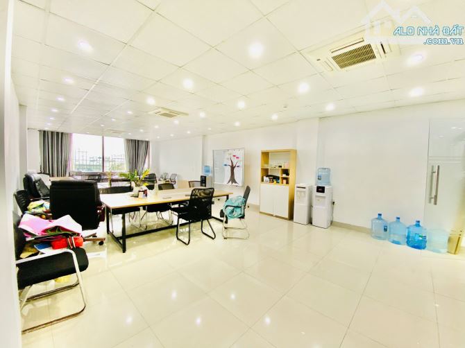 Chính chủ cho thuê văn phòng Nguyễn Văn Huyên, 150m2, rẻ nhất Cầu Giấy, miễn phí dịch vụ