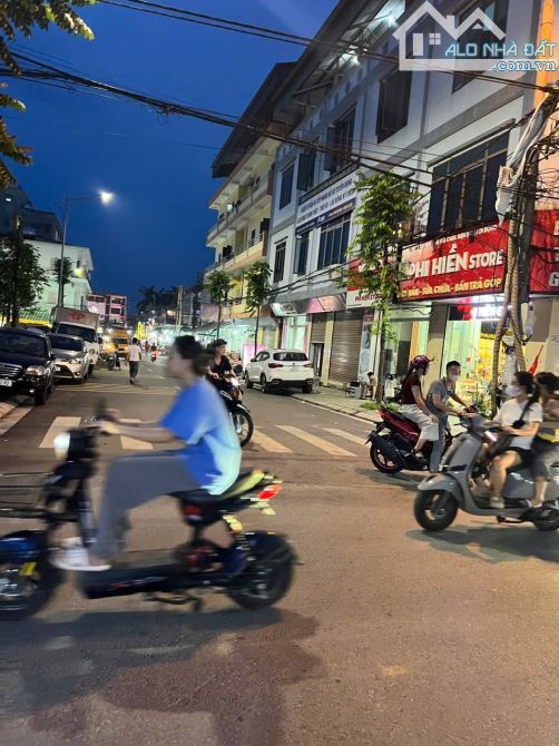 🏠Bán Nhà 2.5 Tầng Mặt Đường Núi Bàn Cờ, Lãm Làng, Vân Dương Mt 4.5m Dt 90m2 Giá 7.3 Tỷ