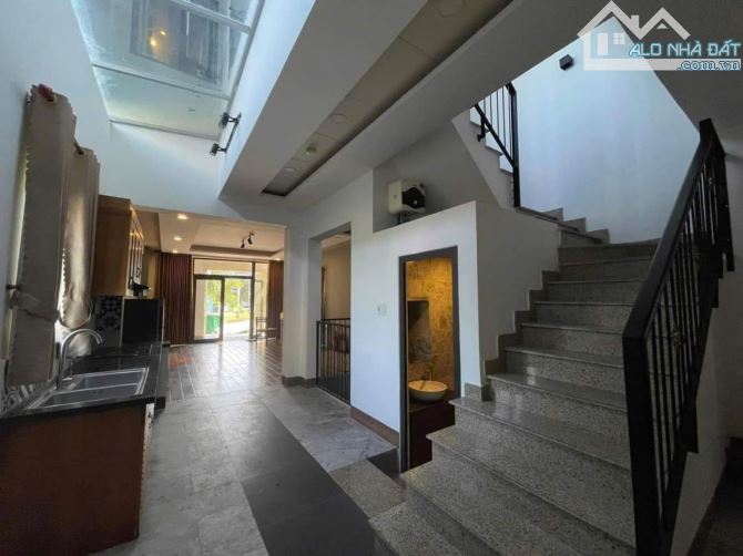 CHO THUÊ TÒA NHÀ 4 TẦNG 7 PHÒNG RỘNG MẶT TIỀN NGUYỄN XIỂN GẦN BIỂN