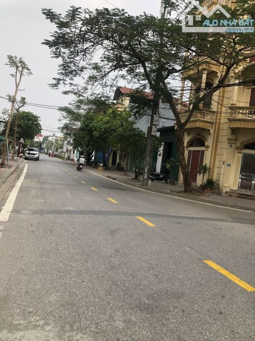 Bán đất khu đấu giá Cự Khối, vỉa hè ô tô tránh, 215m2, mặt tiền 15m, giá nhỉnh 28 tỷ.