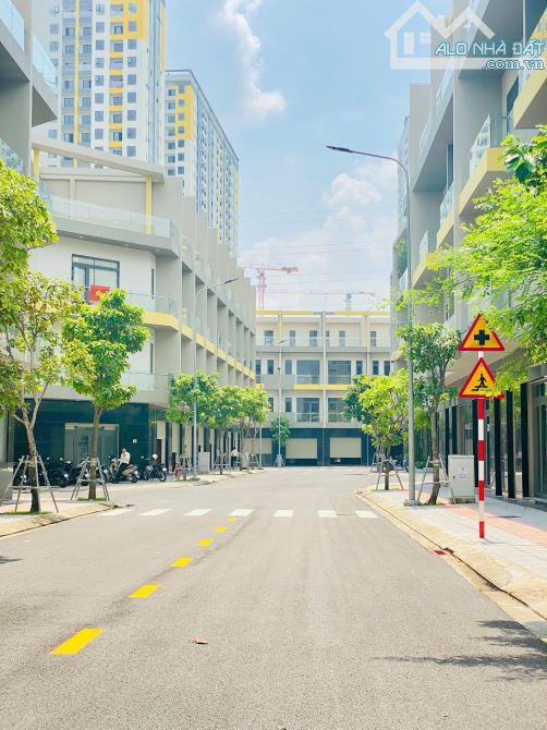 cần bán nhà phố thương mại trung tâm Dĩ An - cạnh Đại học Quốc gia TP.HCM