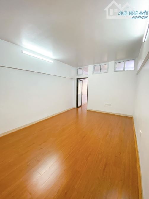 NHÀ TẬP THỂ ĐẸP NGUYỄN CHÍ THANH NGUYÊN BẢN 3 NGỦ, NGÕ OTO, SỬ DỤNG 75M2 GIÁ 3,8 TỶ