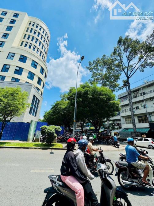 BÁN GẤP  NHÀ HỪNG  VƯƠNG  DT KHỦNG  P.9 Quận 5 dt 528m2