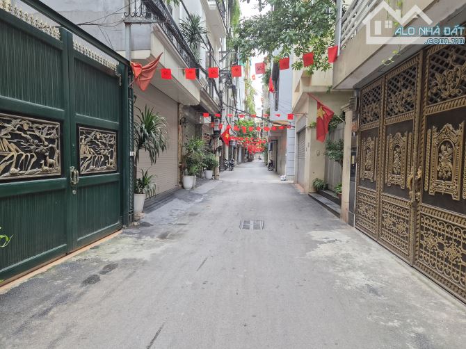 Lạc Long Quân - 40m2 - 5 tầng - Gần phố - Phân lô - Ô tô qua nhà