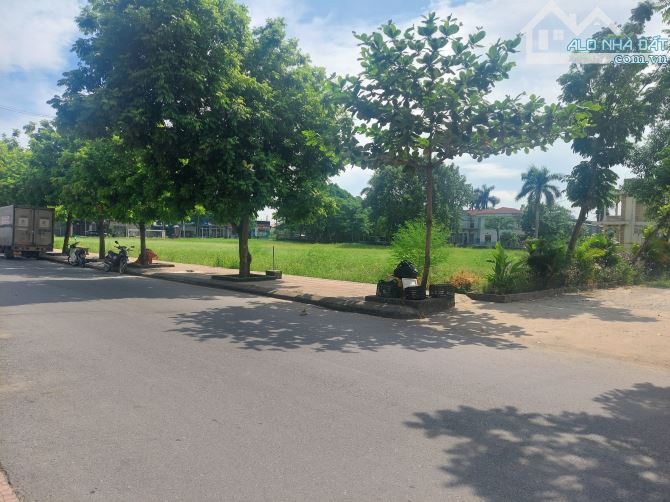 TÀI CHÍNH 4.X TỶ, DT: 90M², MT: 4.2M, Ô TÔ VÀO ĐẤT, ĐƯỜNG THÔNG, KINH DOANH OK. TỔ 5, TT.